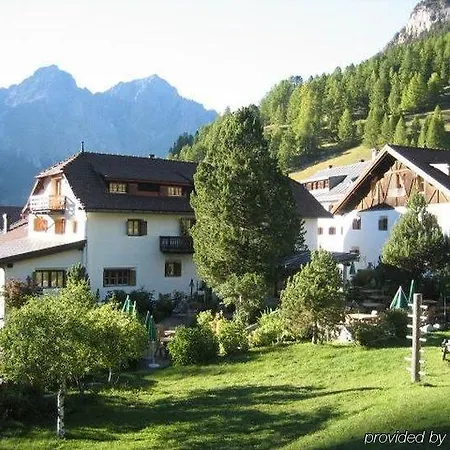 Alpengasthof Szálloda S-charl